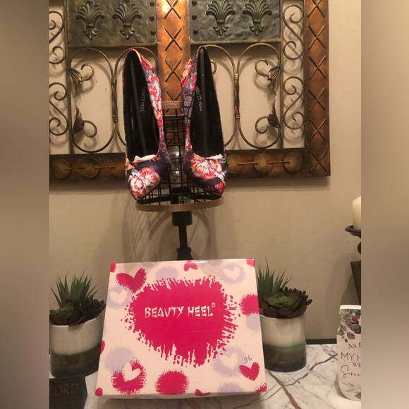 Black multi colored pumps; worn twice; perfect condition; very nice - Picture 2 of 8